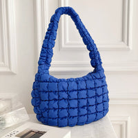 Sac porté épaule plissé bleu royal, anse courte, matelassage en losanges