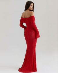 Robe rouge longue près du corps, épaules dénudées, col bardot, manches en dentelle.