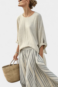 Blouse beige fluide ample, encolure ronde, manches trois-quarts retroussées