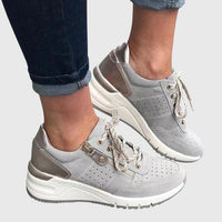 Baskets orthopédiques Maddie™ gris clair, dessus perforé, lacets, patte talon, semelle épaisse