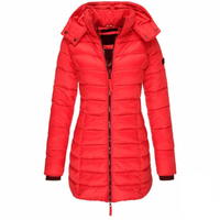 Doudoune longue à capuche rouge, fermeture zippée, poches, coutures matelassées