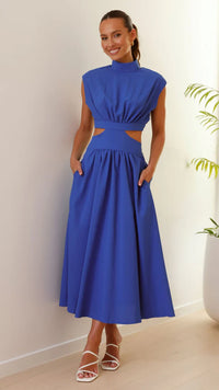 Robe midi bleue vue de face, encolure haute et ouverture à la taille, jupe évasée.