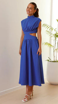 Robe midi bleue vue de profil, encolure haute, manches courtes froncées et jupe ample.