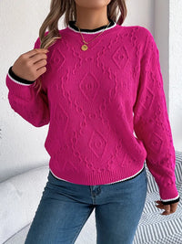 Pull rose fuchsia à motif texturé, col rond côtelé, bouton décoratif doré, poignets rayés
