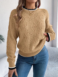 Pull en maille kaki à motif texturé, encolure ronde, bouton au col, poignets rayés