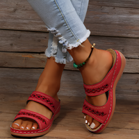 Sandales Filippa™ rouges à brides ajourées et semelle claire.