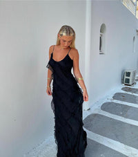 Robe longue noire à fines bretelles, décolleté en V, volants superposés sur toute la longueur.
