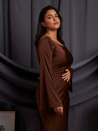 Robe longue marron à manches longues évasées, décolleté en V