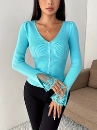Pull col V texturé turquoise, boutons devant, dentelle aux poignets et manches longues