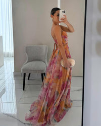 Robe longue multicolore orange et rose, jupe fluide ample, bretelles fines, allure maxi.