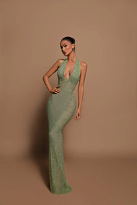 Robe longue à paillettes vert clair, encolure plongeante, coupe moulante