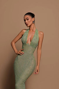 Robe longue à paillettes vert clair, décolleté plongeant et bretelles croisées