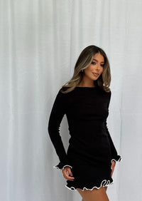 Robe courte en tricot noir à manches longues, coutures à la taille et ourlet festonné