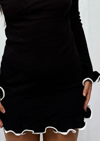 Robe courte en tricot noir, manches longues et ourlet festonné blanc contrasté