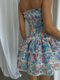 Robe bandeau bleue à volants, dos froncé élastique et jupe superposée