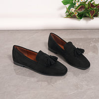Mocassins noirs en daim à glands, paire posée