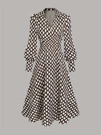 Robe imprimée col V, manches longues et jupe évasée, ceinture visible.