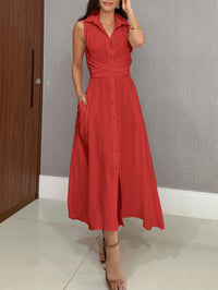 Robe midi rouge sans manches à col chemise, boutons devant et ceinture à nouer