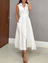 Robe midi blanche sans manches, col chemise, boutons et ceinture à la taille