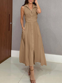 Robe midi sans manches beige à col chemise, boutons devant et ceinture froncée