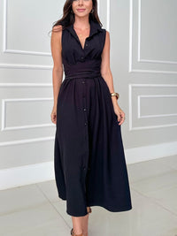 Robe midi noire sans manches à col chemise, boutons devant et ceinture à la taille