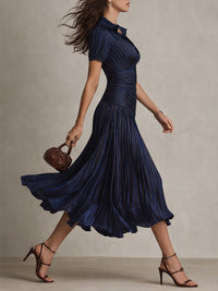 Robe midi en satin rayé bleu foncé, dos échancré, manches courtes, robe plissée.