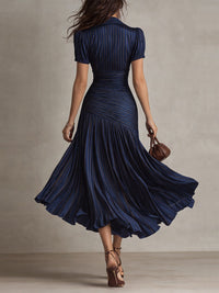 Robe midi en satin rayé bleu foncé, vue de dos, fronces à la taille, jupe mi-longue.