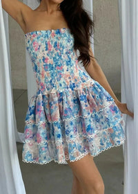Robe bustier fleurie bleue, corsage froncé, jupe évasée à volants superposés