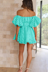Robe courte à manches bouffantes turquoise, dos nu élastiqué avec volant.