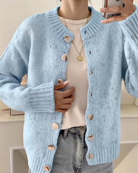 Cardigan bleu clair boutonné avec poignets côtelés et encolure V