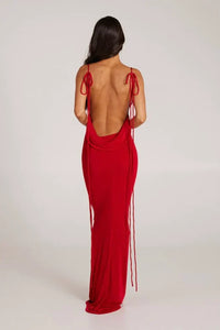 Robe longue rouge, vue dos nu avec liens noués et tenue fluide
