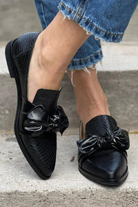 Mocassins noirs Orla™ à nœud, gros plan sur la bride nouée