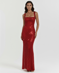 Robe longue rouge à paillettes, encolure carrée et bretelles fines, ajustée