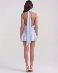 Robe Chiara bleu clair vue de dos, attache en tissu derrière et jupe courte à volants