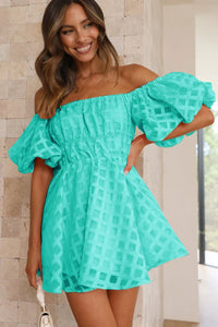 Robe courte à manches bouffantes turquoise, encolure carrée à smocks et volants.