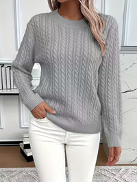 Pull doux à col rond gris, maille torsadée en relief, manches longues