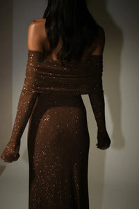 Robe longue marron foncé, corsage off-shoulder froncé, manches longues transparentes