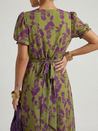 Dos de robe midi imprimée avec lien à la taille, manches bouffantes, vert olive et violet.
