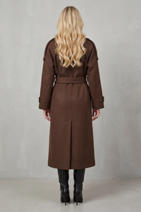 Manteau oversize marron en laine mélangée, vue de dos, ceinture et fente centrale.