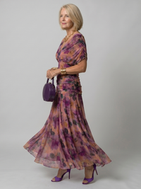 Robe midi fluide à épaules dénudées, imprimé floral violet et mauve, coupe évasée