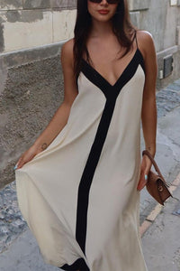 Robe longue blanche à décolleté V noir, fines bretelles et fente sur le côté