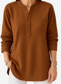 Pull boutonné en maille côtelée camel, encolure ronde, manches longues.