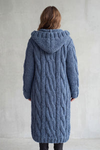 Gilet long bleu en maille torsadée, capuche, vue dos avec texture côtelée profonde