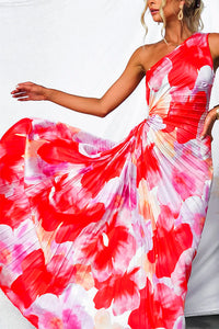 Robe longue d'été plissée imprimé rouge, blanc et rose, plis et drapé sur le buste.