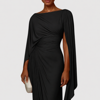 Robe longue drapée plissée noire, gros plan sur les fronces et le drapé du buste