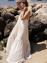 Robe longue écru fluide à bretelles fines, décolleté V et volants en étages