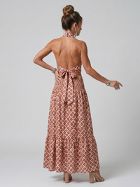 Dos de la robe midi imprimée géométrique brique, liens au dos et taille nouée, jupe ample