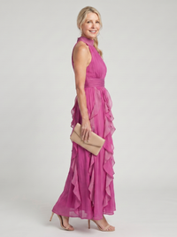 Robe longue rose sans manches à col montant, volants superposés et taille froncée