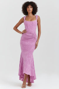 Robe midi rose à bretelles fines, buste froncé et ourlet asymétrique