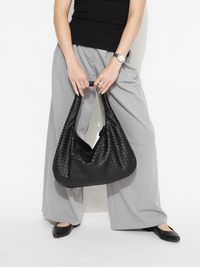 Sac d’épaule tressé noir, anses souples et forme hobo